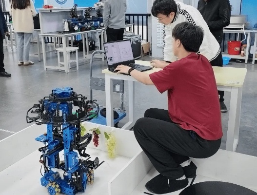 机器人、电子显微镜等成热门专业—河南省技师学院见闻_<em>漯河</em>_金科_技能